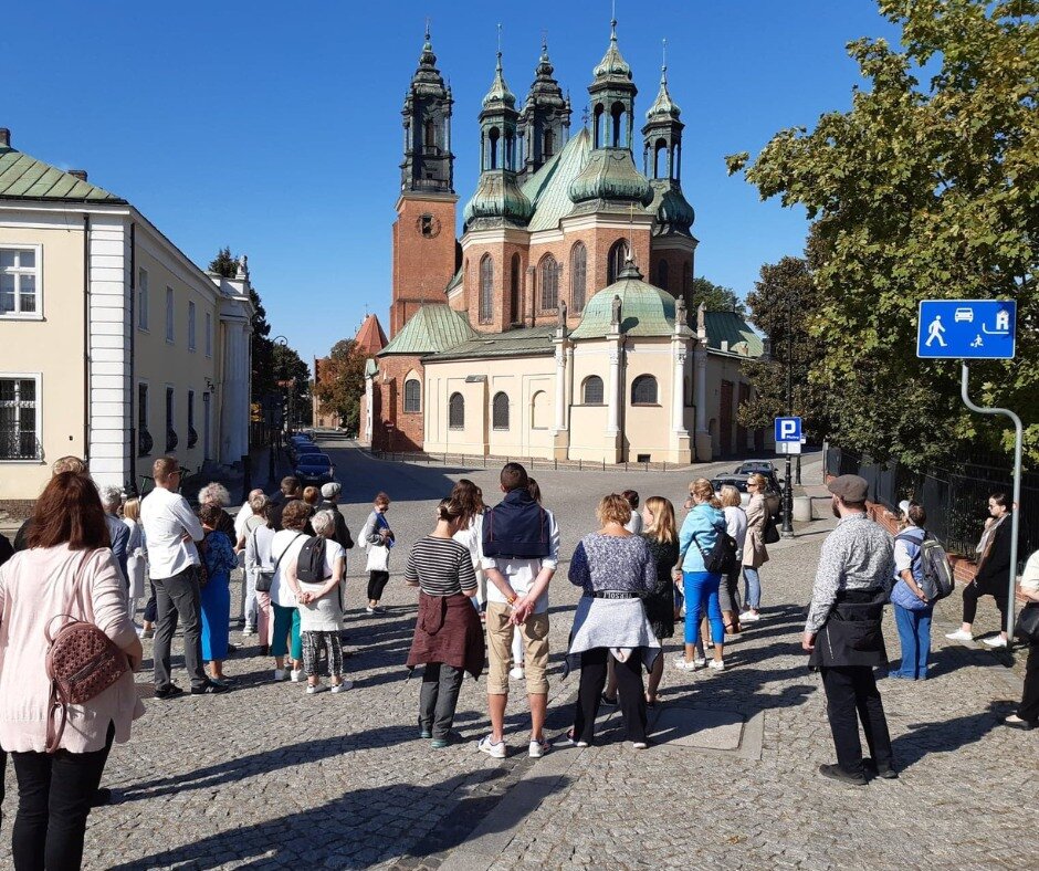 Przechadzki "Kino, kawiarnia i spacer..." - grafika artykułu