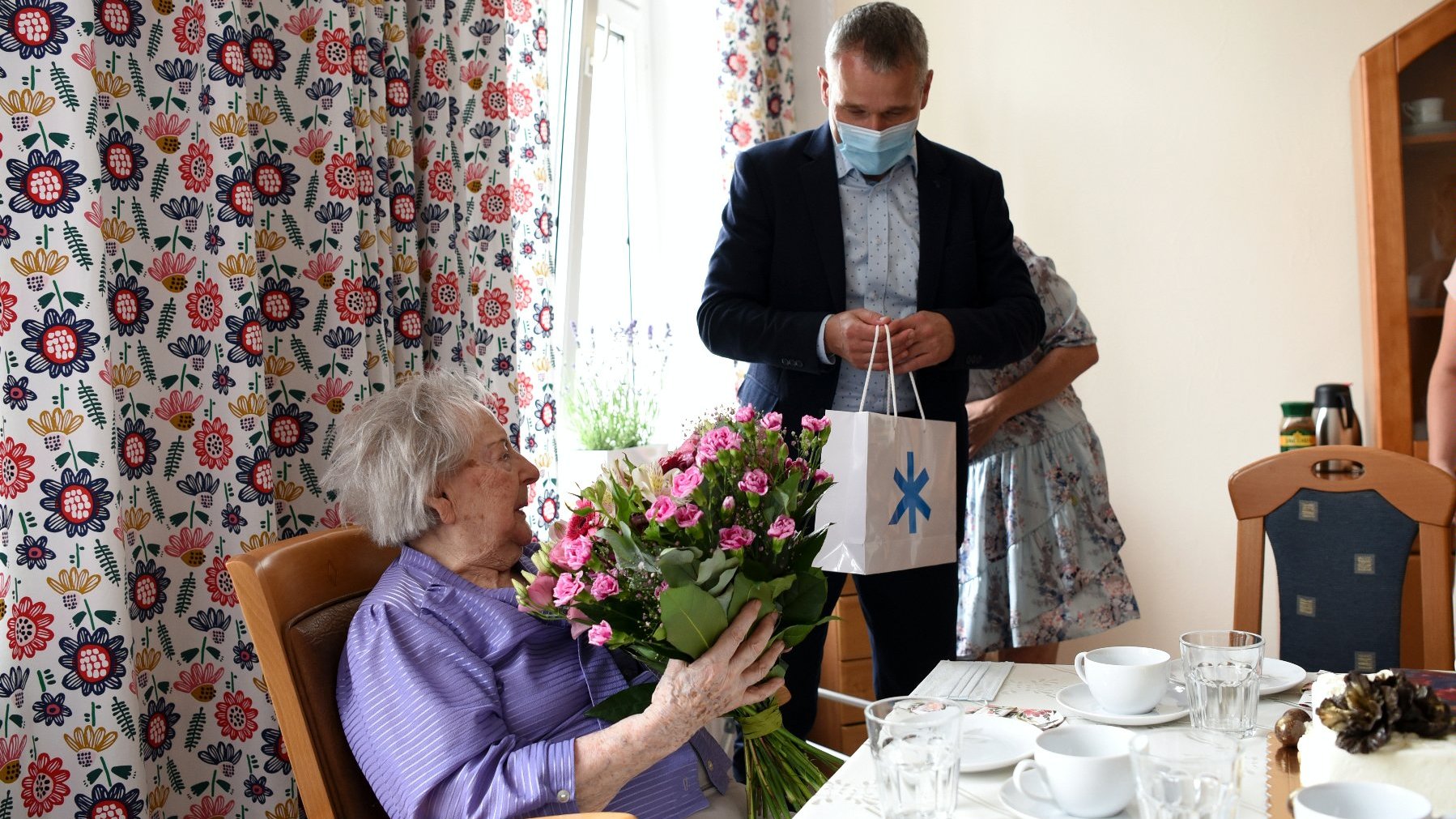 Na zdjęciu Jędrzej Solarski, zastępca prezydenta Poznania oraz Maria Kręglewska, jubilatka.