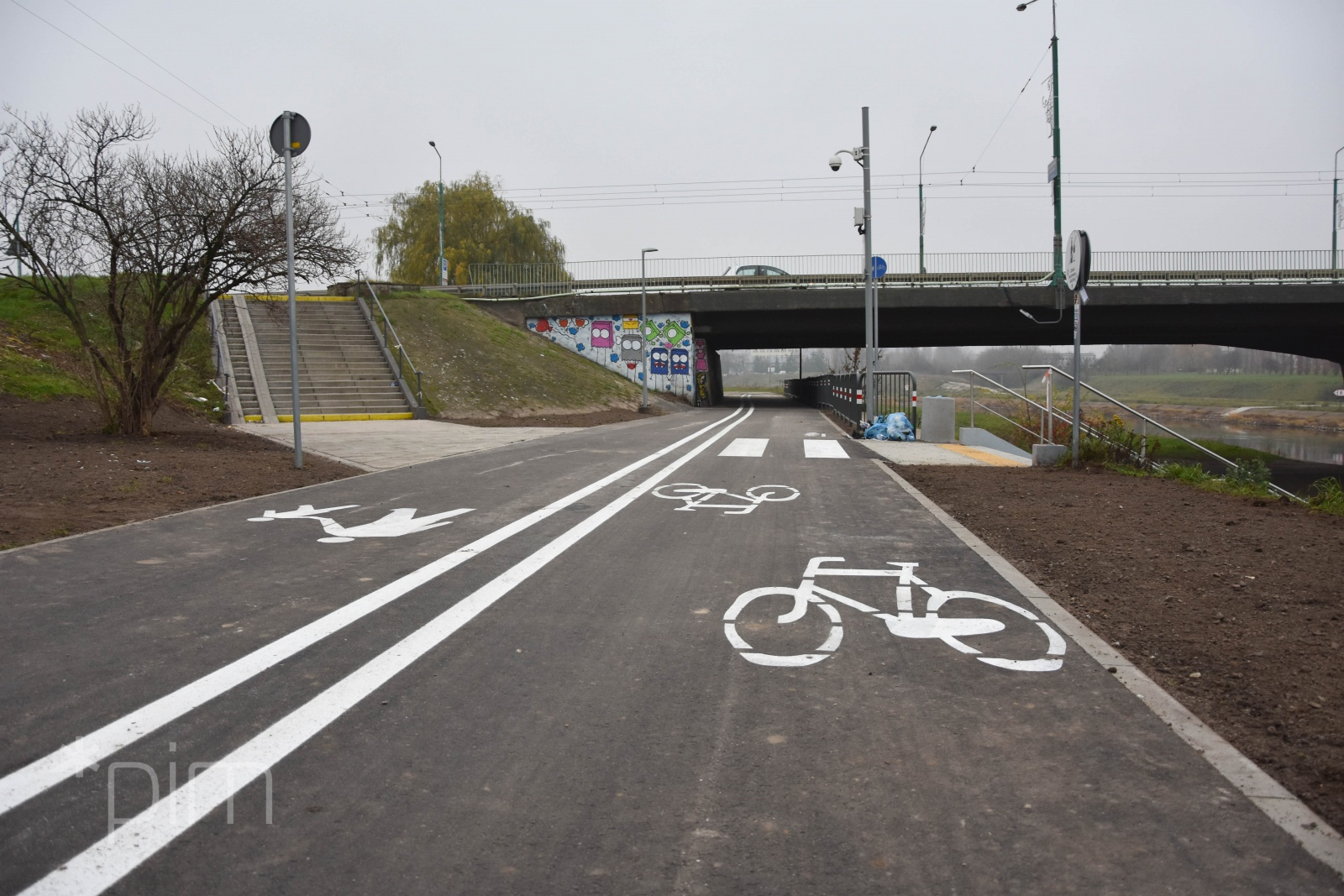 Wartostrada - nowy odcinek drogi rowerowej i pieszej, w tle most - grafika artykułu