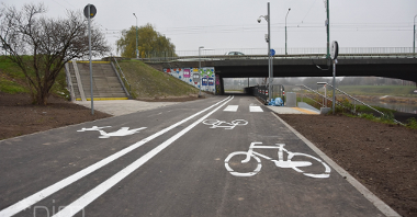Wartostrada - nowy odcinek drogi rowerowej i pieszej, w tle most