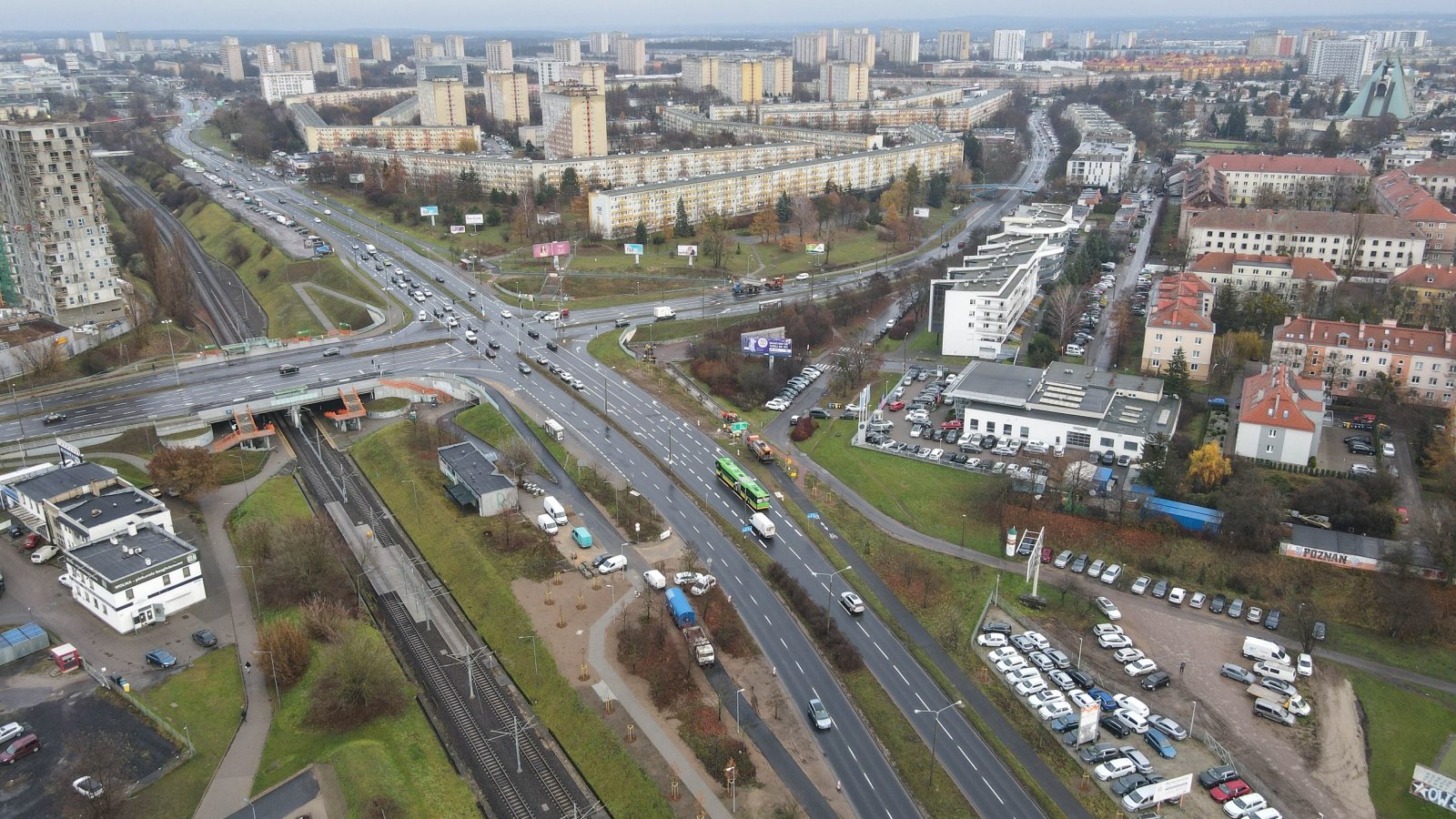 Zdjęcie z lotu ptaka skrzyżowania ulic, szybkiego tramwaju, drogi rowerowej oraz poznańskich osiedli na Winogradach.