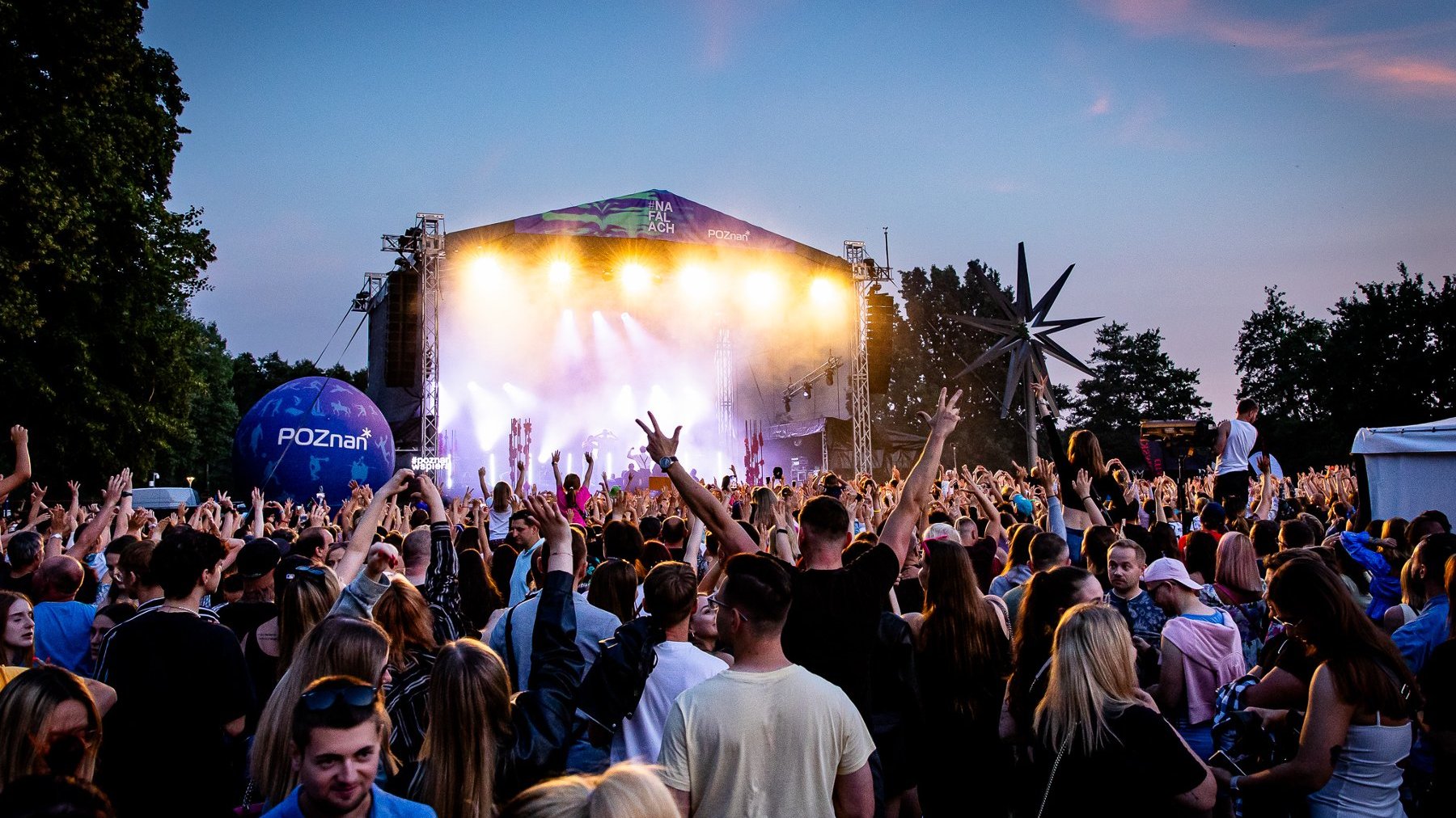 Scena #NaFalach podczas koncertu nad Jeziorem Strzeszyńskim