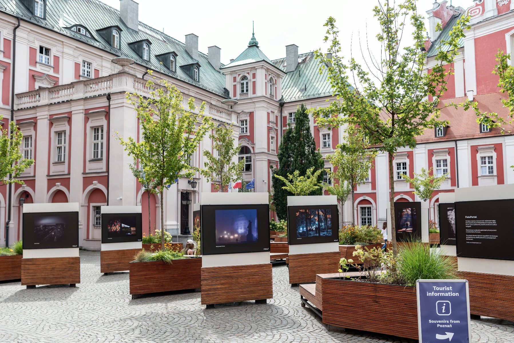 Galeria zdjęć przedstawia wystawę fotoportalu na Wolnym Dziedzińcu Urzędu Miasta. - grafika artykułu