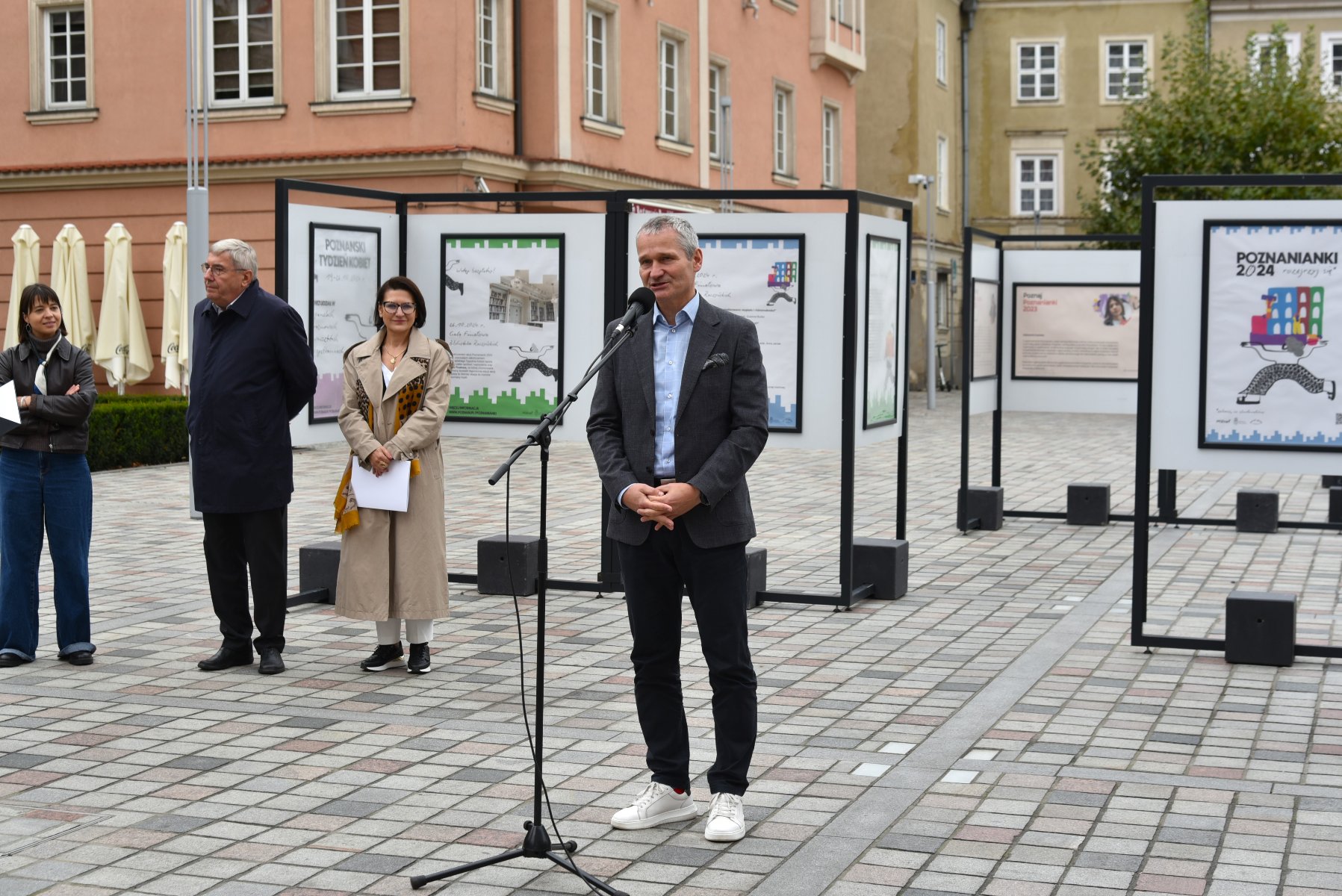 Zdjęcie przedstawiaosoby biorące udział w konferencji. Przy mikrofonie stoi wiceprezydent. Za jego plecami znajduje się wystawa. - grafika artykułu