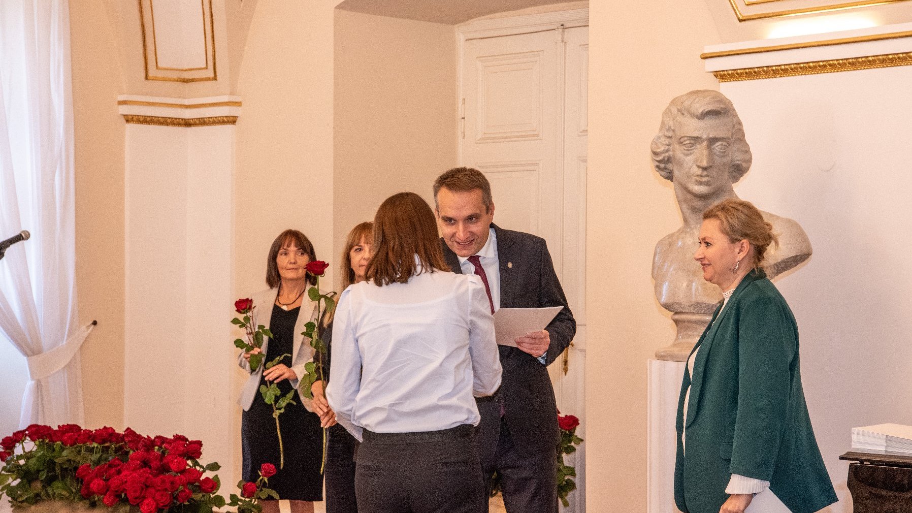 Zdjęcie przedstawia wiceprezydenta wręczającego nagrody.