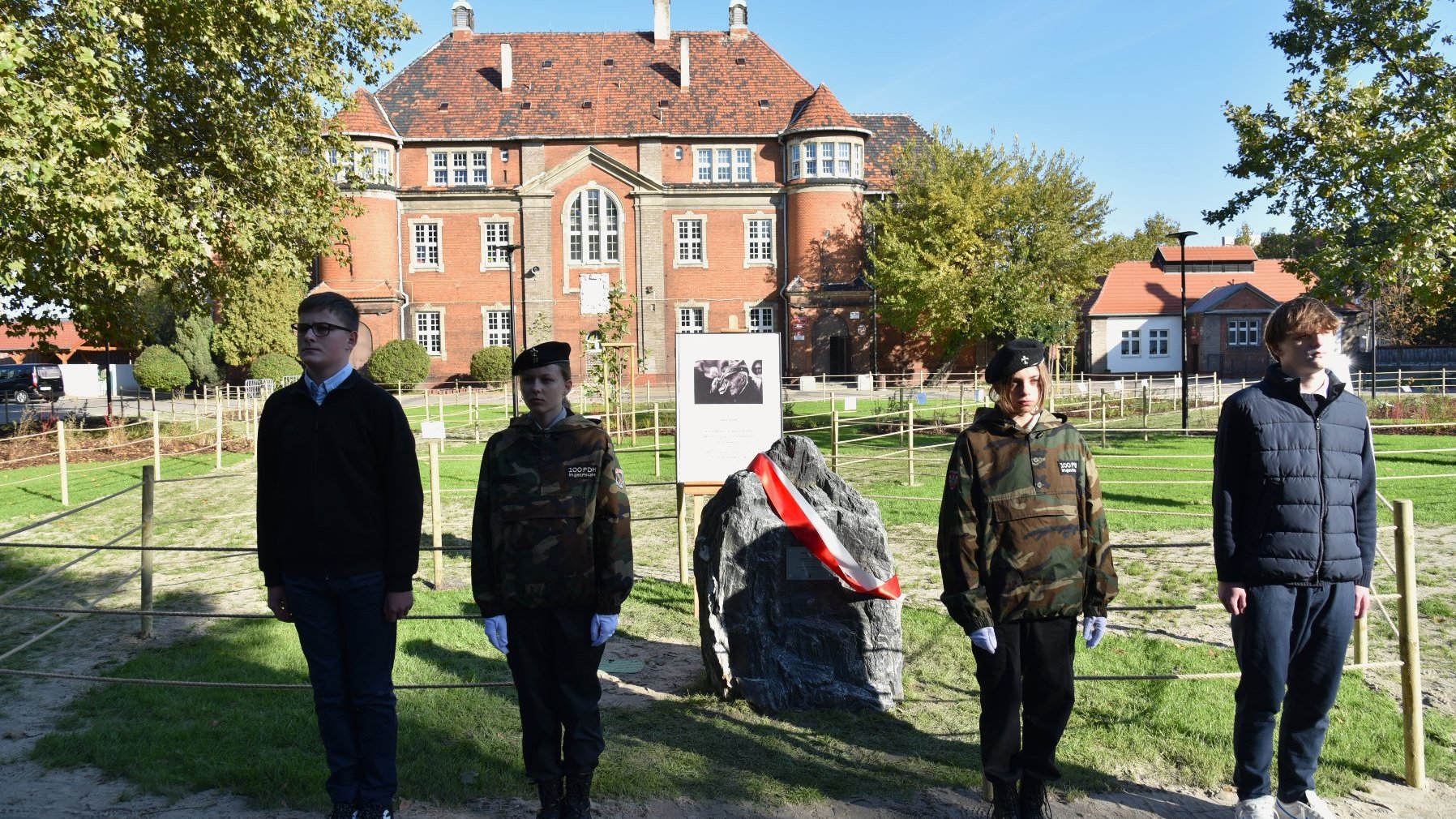 Galeria zdjęć z uroczystości Dnia Hołdu i Pamięci Ofiar Reżimu Komunistycznego przy odbrukowanym placu przy SP 33