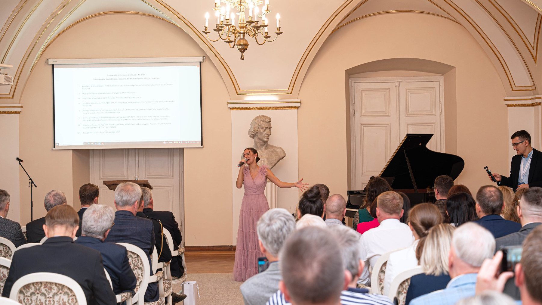 Na zdjęciu sala biała urzędu miasta, w centrum śpiewaczka