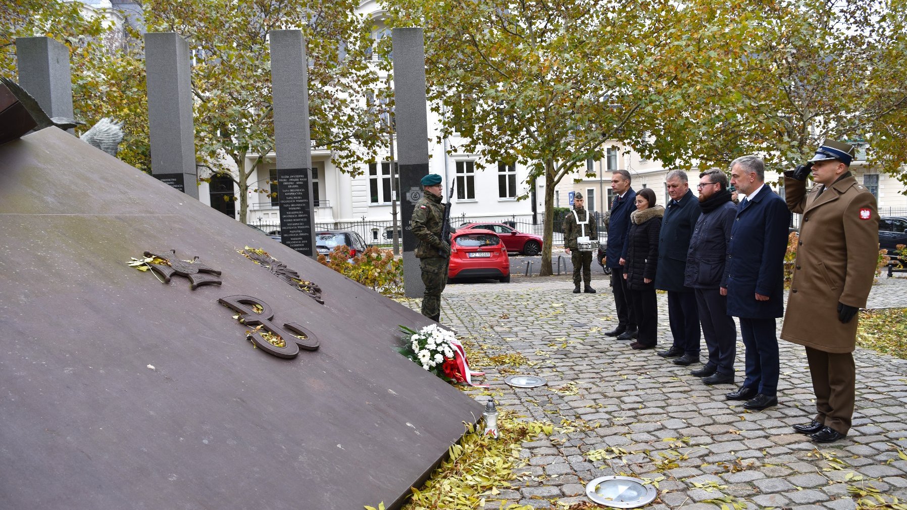 Galeria zdjęć ze składania kwiatów przez przedstawicieli poznańskiego samorządu na grobach zasłużonych Wielkopolan i pod najważniejszymi pomnikami