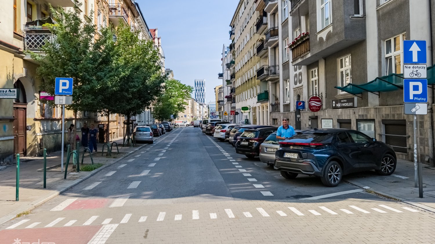 Zdjęcie ulic Wawrzyniaka przed zmianami. Widać samochody parkujące po obu stronach