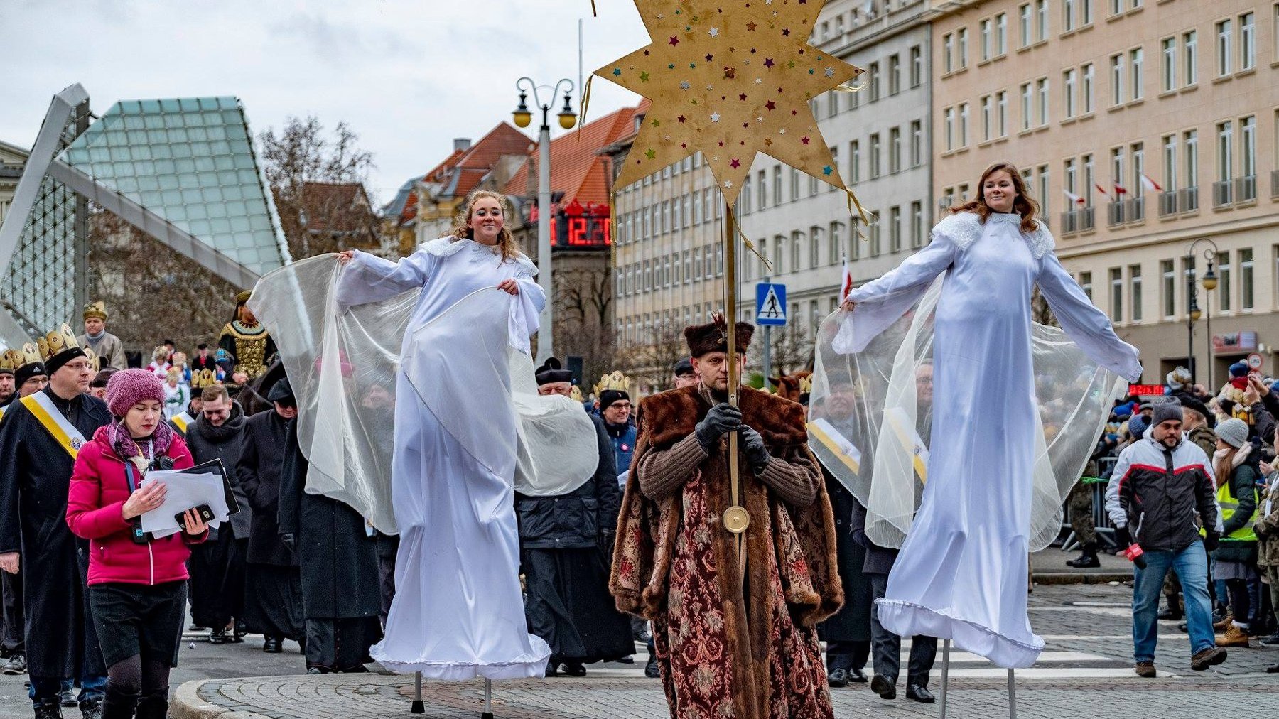 Zdjęcie osób uczestniczących w Orszaku Trzech Króli