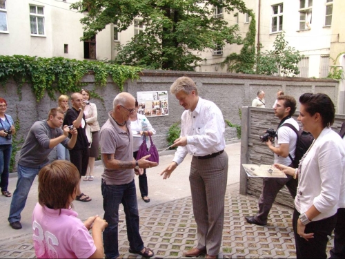 Przekazanie pamiątkowych tabliczek, fot. M. Ladorski