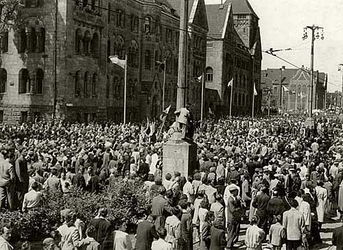 Wielotysięczny tłum na Placu Stalina i ul. Czerwonej Armii fot. archiwum IPN