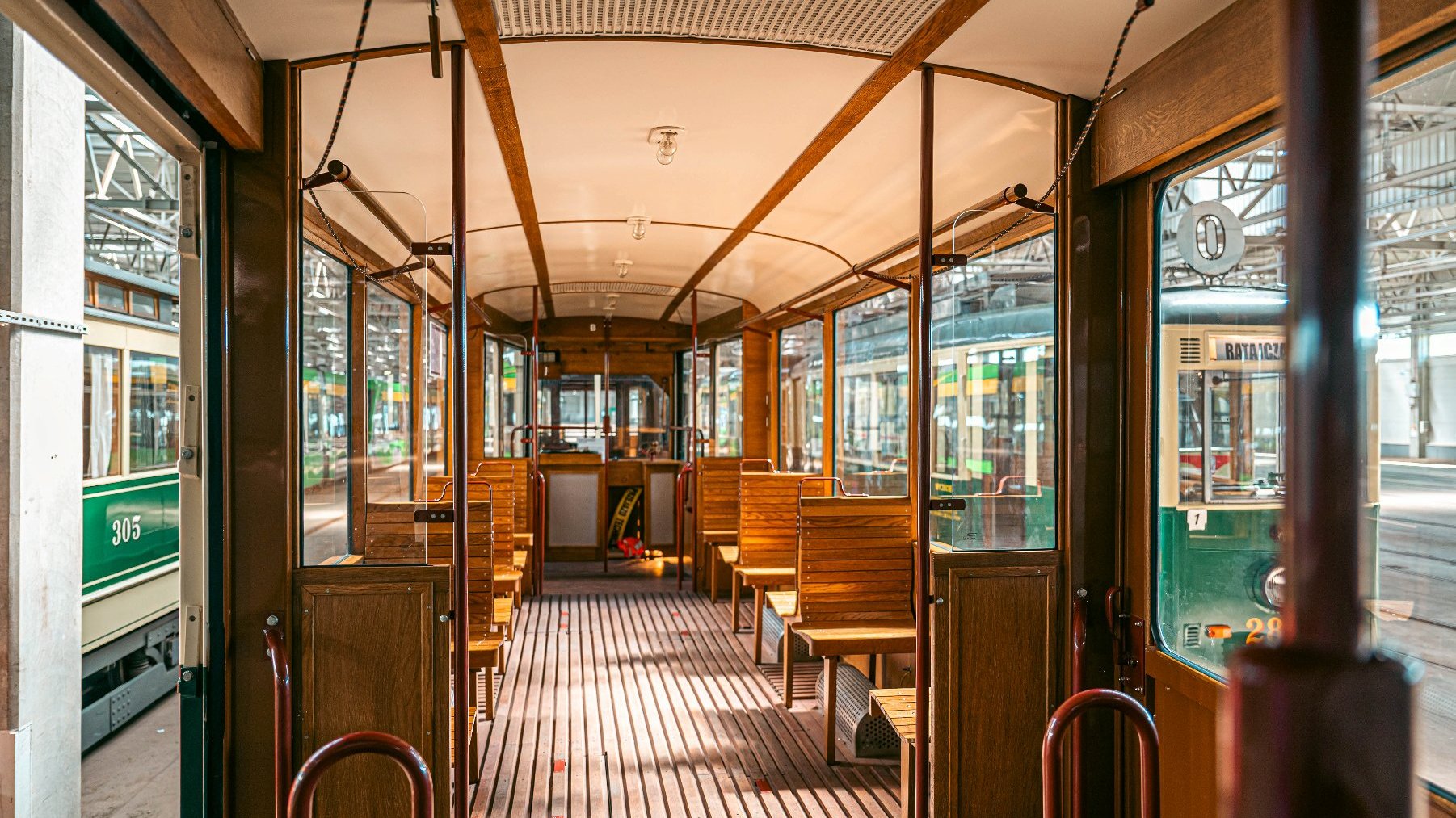 Na zdjęciu wnętrze zabytkowego tramwaju