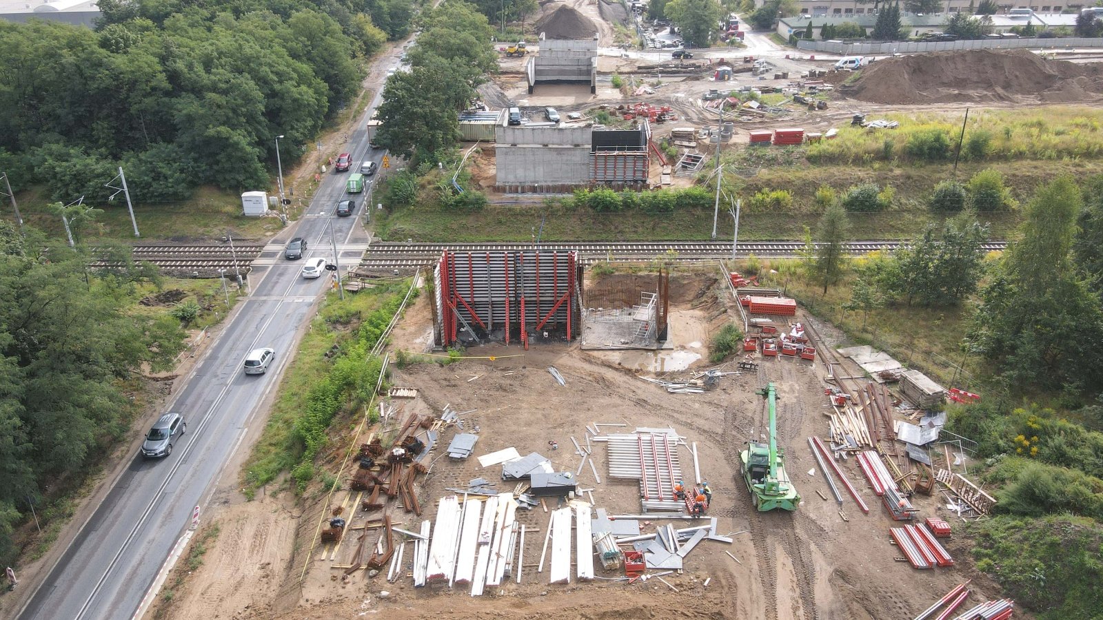 Na zdjęciu plac budowy z lotu ptaka, widać torowisko