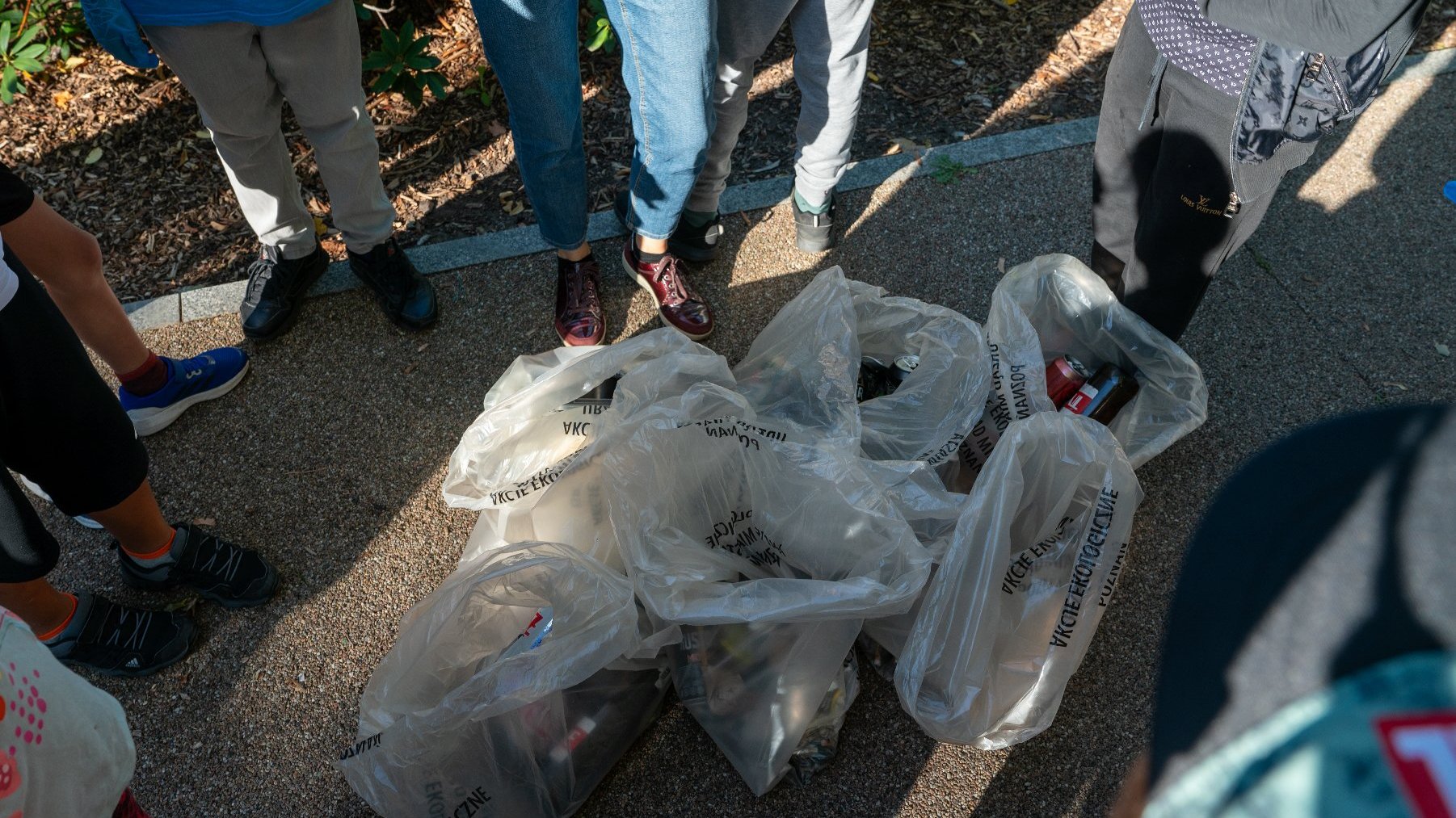 Zdjęcie przedstawia worki ze śmieciami.