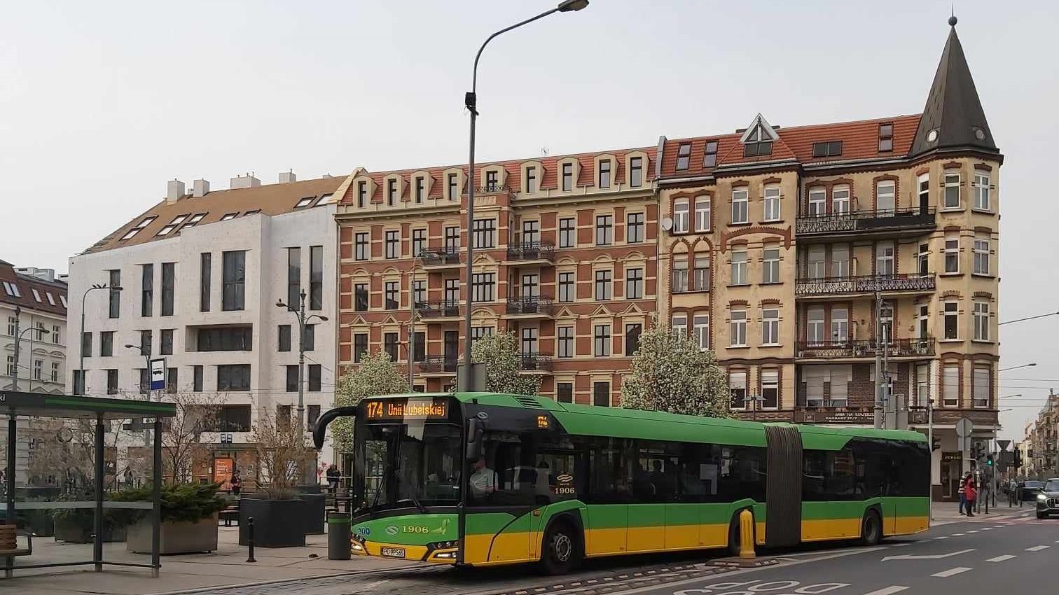 Autobus linii nr 174 na placu Bernardyńskim