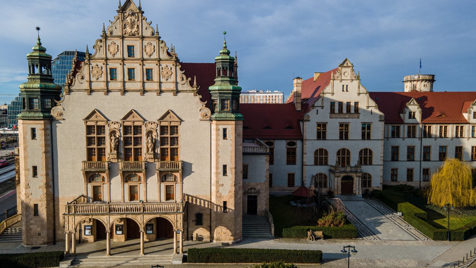 Na zdjęciu budynek UAM widziany z góry