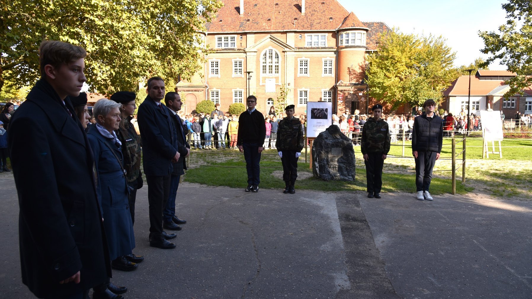 Galeria zdjęć z uroczystości Dnia Hołdu i Pamięci Ofiar Reżimu Komunistycznego przy odbrukowanym placu przy SP 33