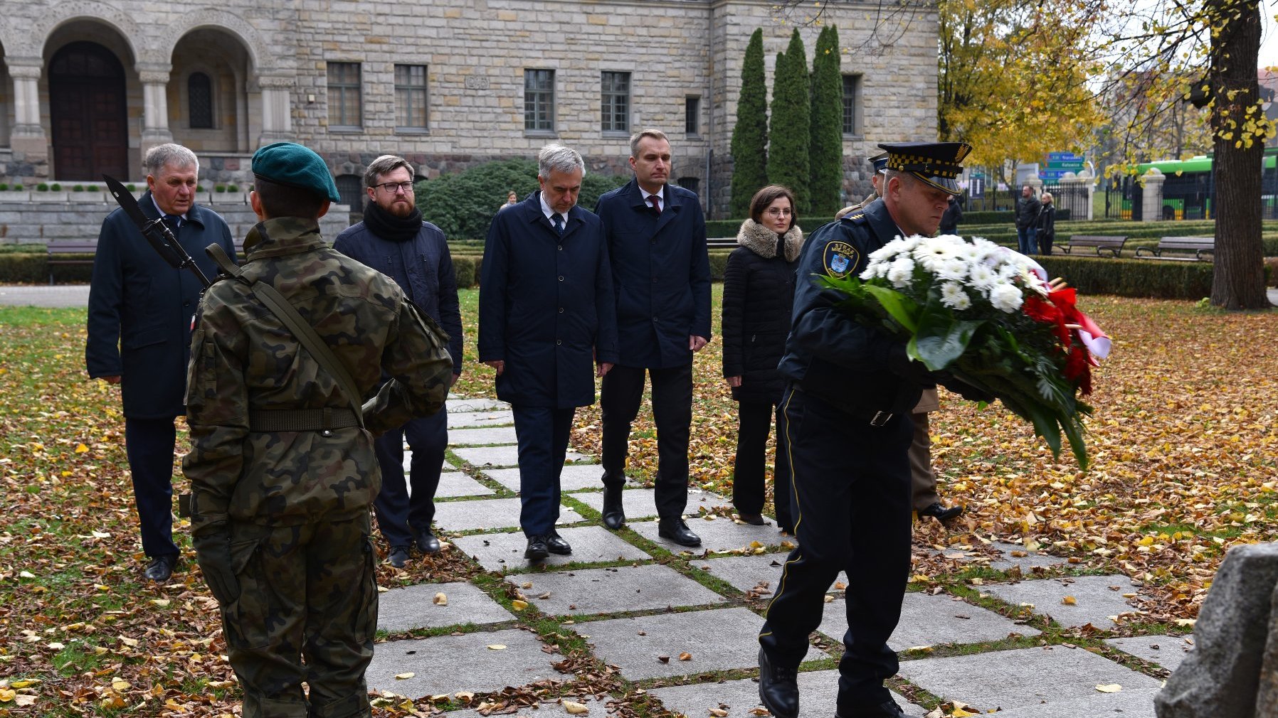 Galeria zdjęć ze składania kwiatów przez przedstawicieli poznańskiego samorządu na grobach zasłużonych Wielkopolan i pod najważniejszymi pomnikami