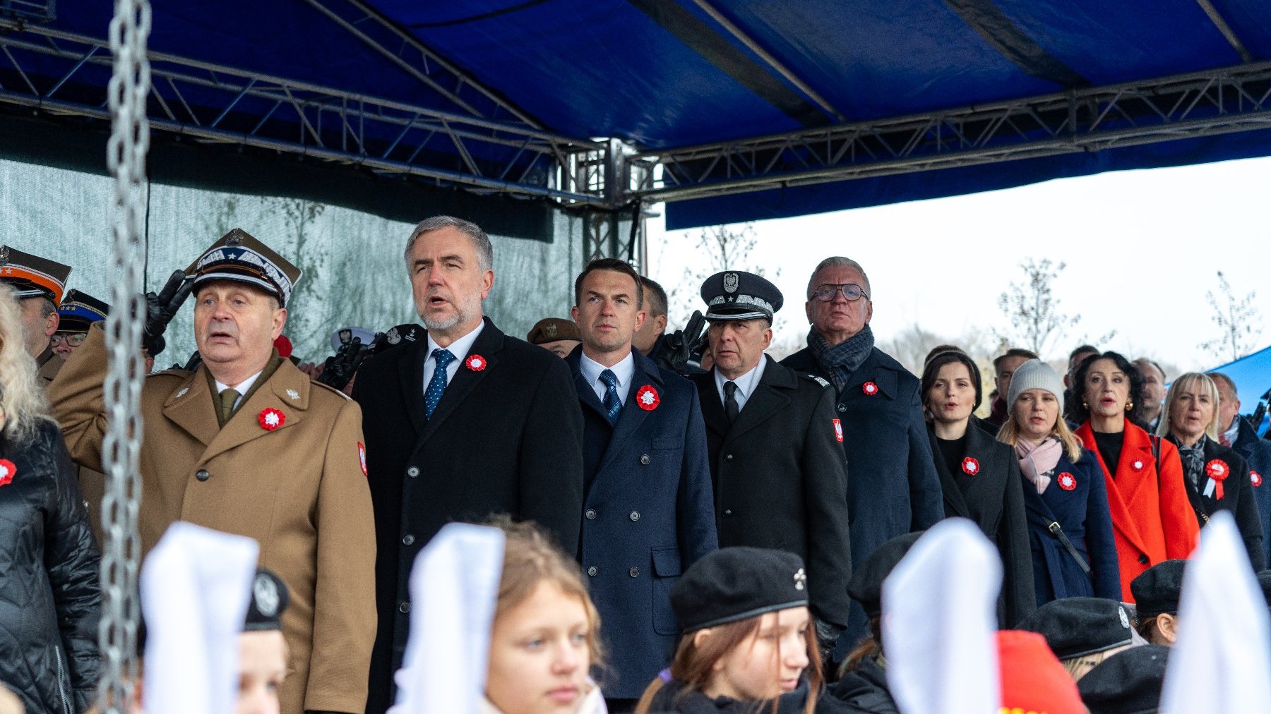 Na zdjęciu przedstawiciele władzy rządowej i samorządowej, śpiewający hymn Polski