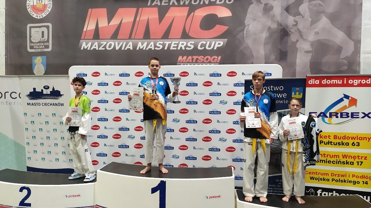 Zawodnicy PSKT na podium zawodów Mazovia Masters Cup - zawodnicy stoją na podium