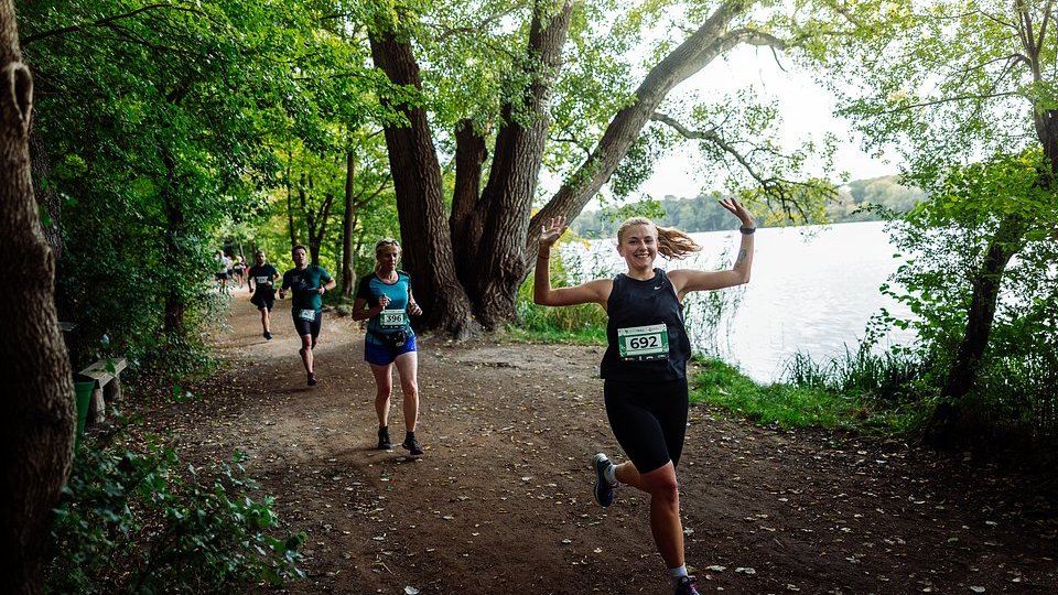 City Trail Poznań, fot. Andrzej Olszanowski - zawodnicy biegną po trasie nad jeziorem