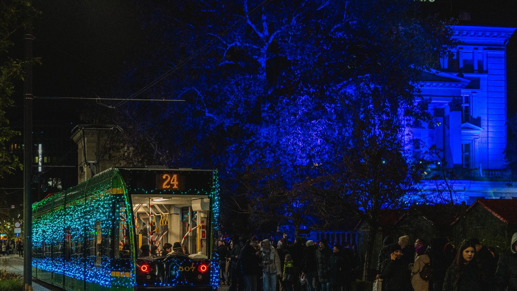 Tramwaj przystrojony tysiącami kolorowych lampek na placu Wolności