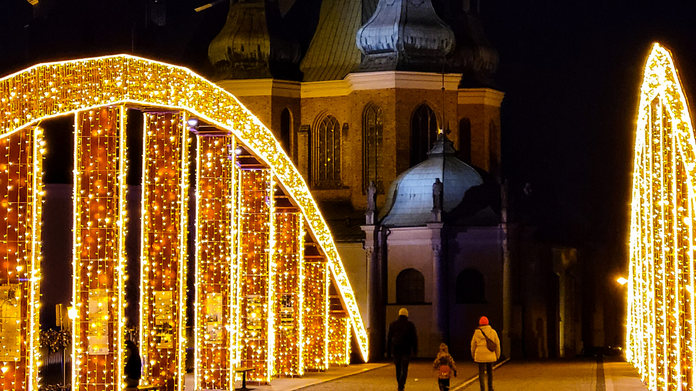 Lampki na moście Jordana, zdjęcie wykonane wieczorową porą.