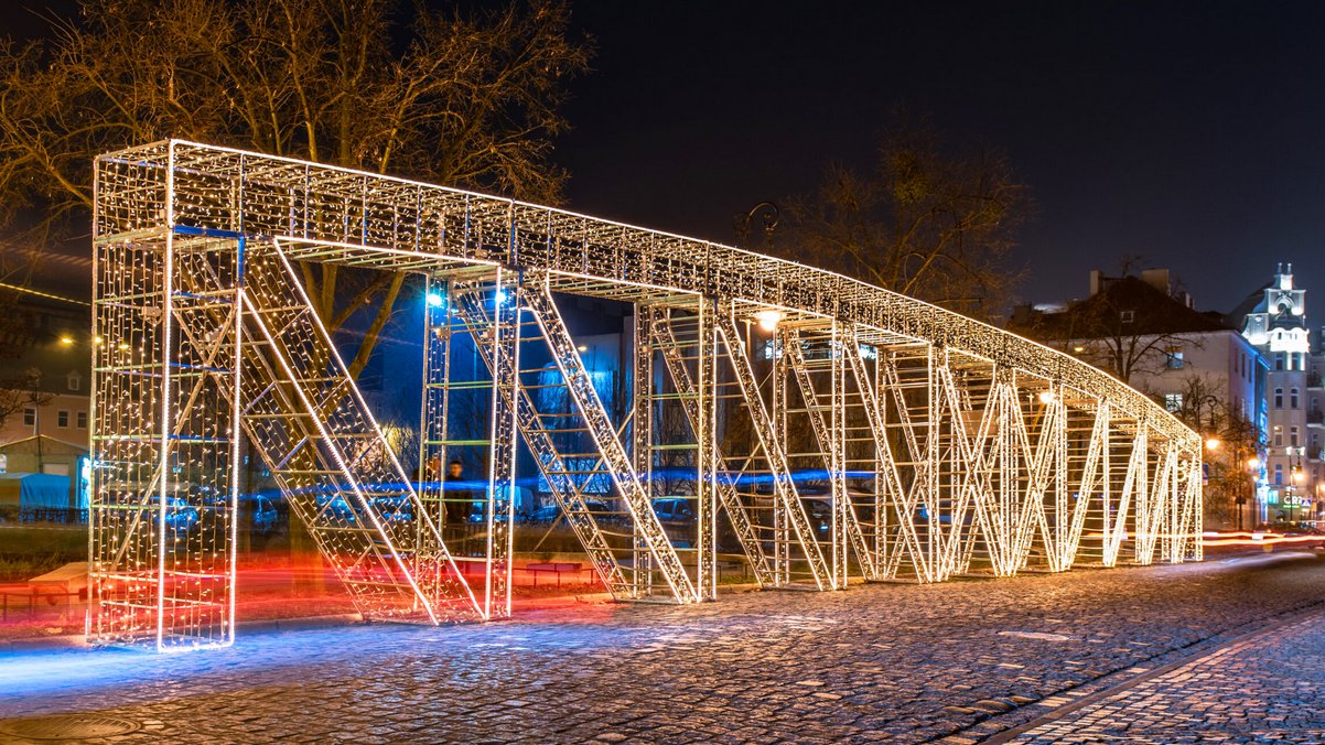 Dekoracja świetlna na Moście Chwaliszewskim, zdjęcie wykonane wieczorową porą.