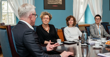 Na zdjęciu prezydent Poznania i trzy kobiety, wszyscy siedzą za stołem