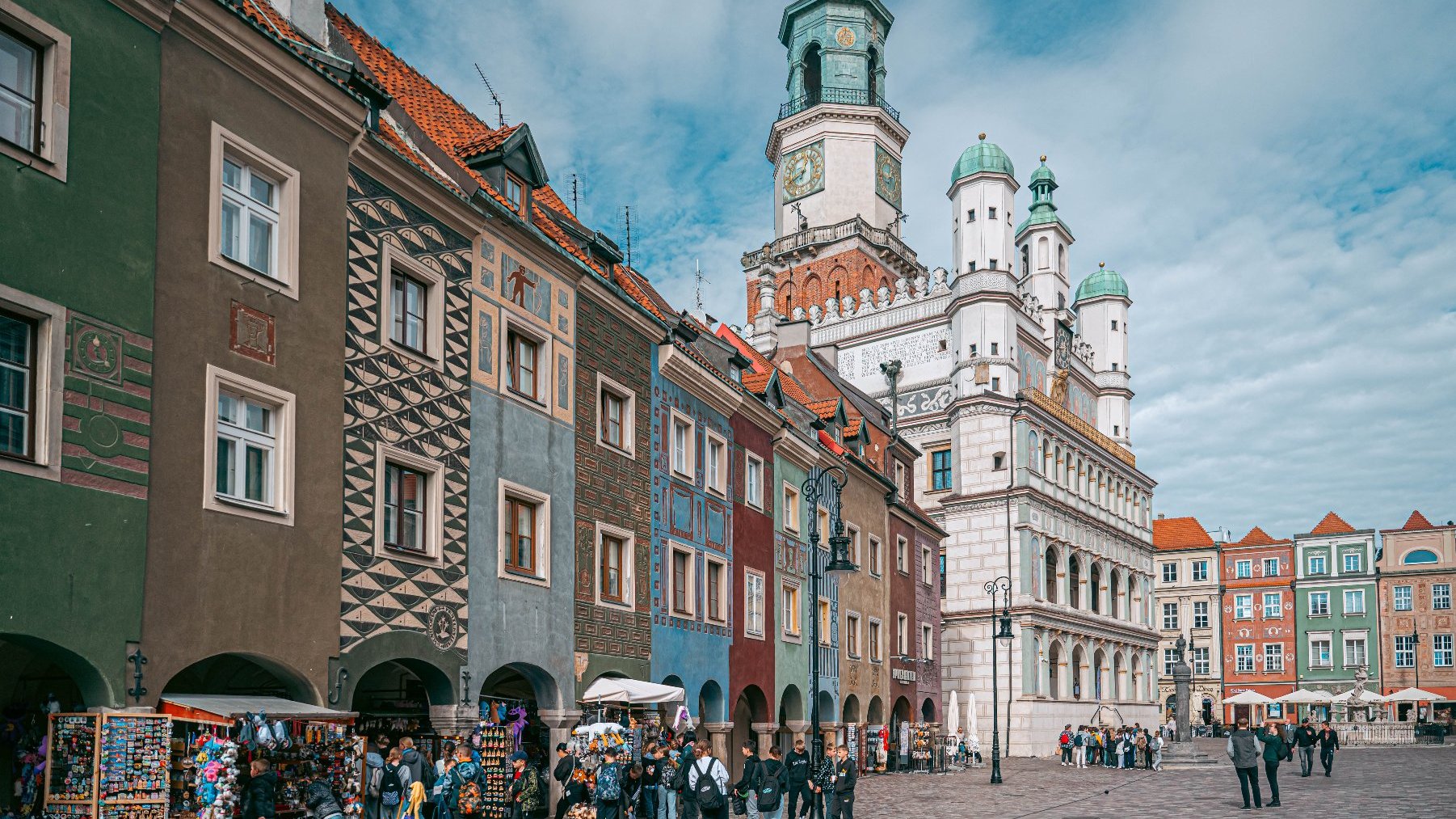 Na zdjęciu Stary Rynek w Poznaniu, na pierwszym planie domki budnicze