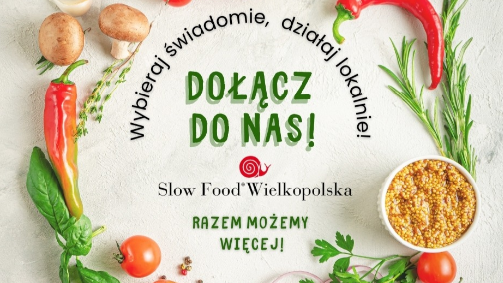 Grafika promująca Slow Food Wielkopolska. Na środku znajduje się hasło "Dołącz do nas!" oraz logo ruchu Slow Food z czerwonym ślimakiem. Wokół umieszczono różnorodne świeże produkty spożywcze, takie jak papryka, pieczarki, zioła, pomidory i musztarda w miseczce. - grafika artykułu