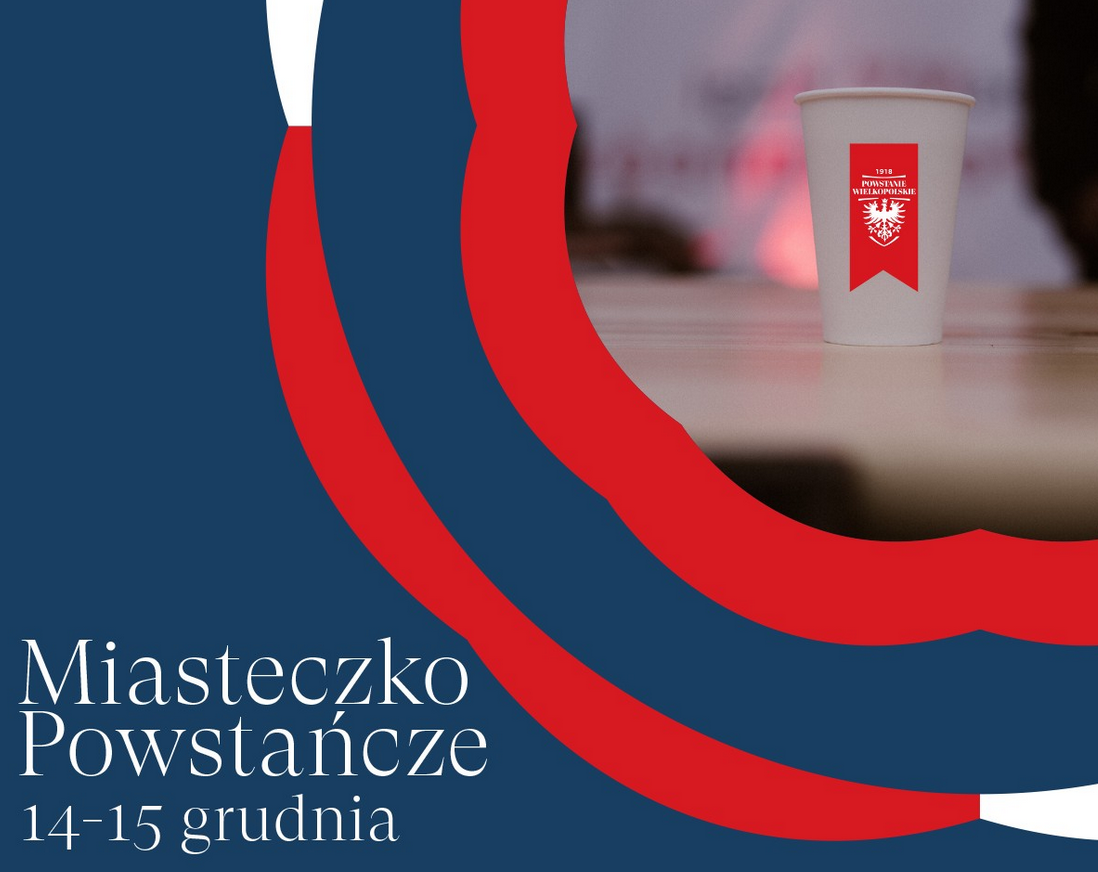 Plakat promujący polową kuchnie w Miasteczku Powstańczym, w prawym, górnym rogu zdjęcie białego kubeczka z nadrukowanym symbolem Powstania Wielkopolskiego. Granatowe tło, obok czerwono-białe wstęgi. - grafika artykułu