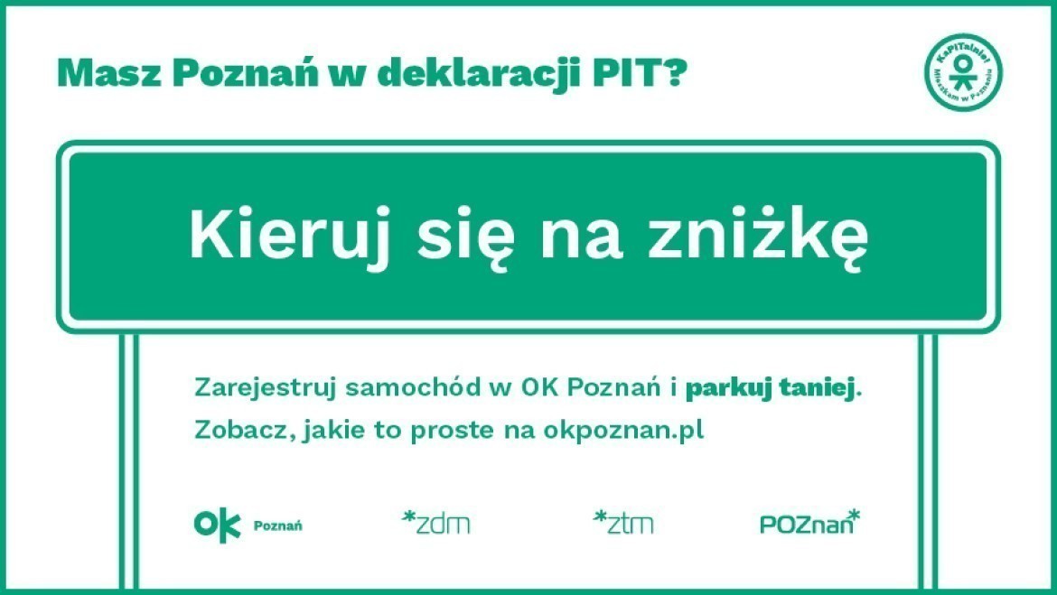 Zarejestruj samochód w OK Poznań i parkuj taniej! Plakat, który reklamuję tańsze parkowanie w Poznaniu. Na zielonej tablicy napis Kieruj się na zniżkę