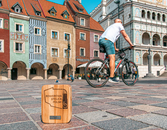 W zeszłym roku Poznań był drugim miastem z największą liczbą wykręconych kilometrów. W tej edycji też jest na 2. miejscu Rowerzysta na Starym Rynku. W tle Ratusz i domki budnicze