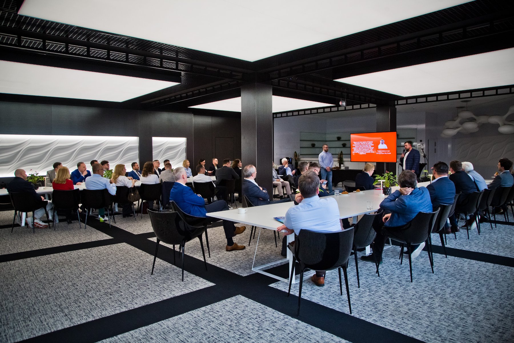 Europejskie Targi Nauki są okazją do zaprezentowania się w gronie Partnerów Poznań CityLab dwóch nowych firm: RCS Engineering oraz Veolia Energia Poznań Sala konferencyjna, przy stołach siedzą ludzie, przed nimi ekran, na której wyświetlana jest prezentacja.