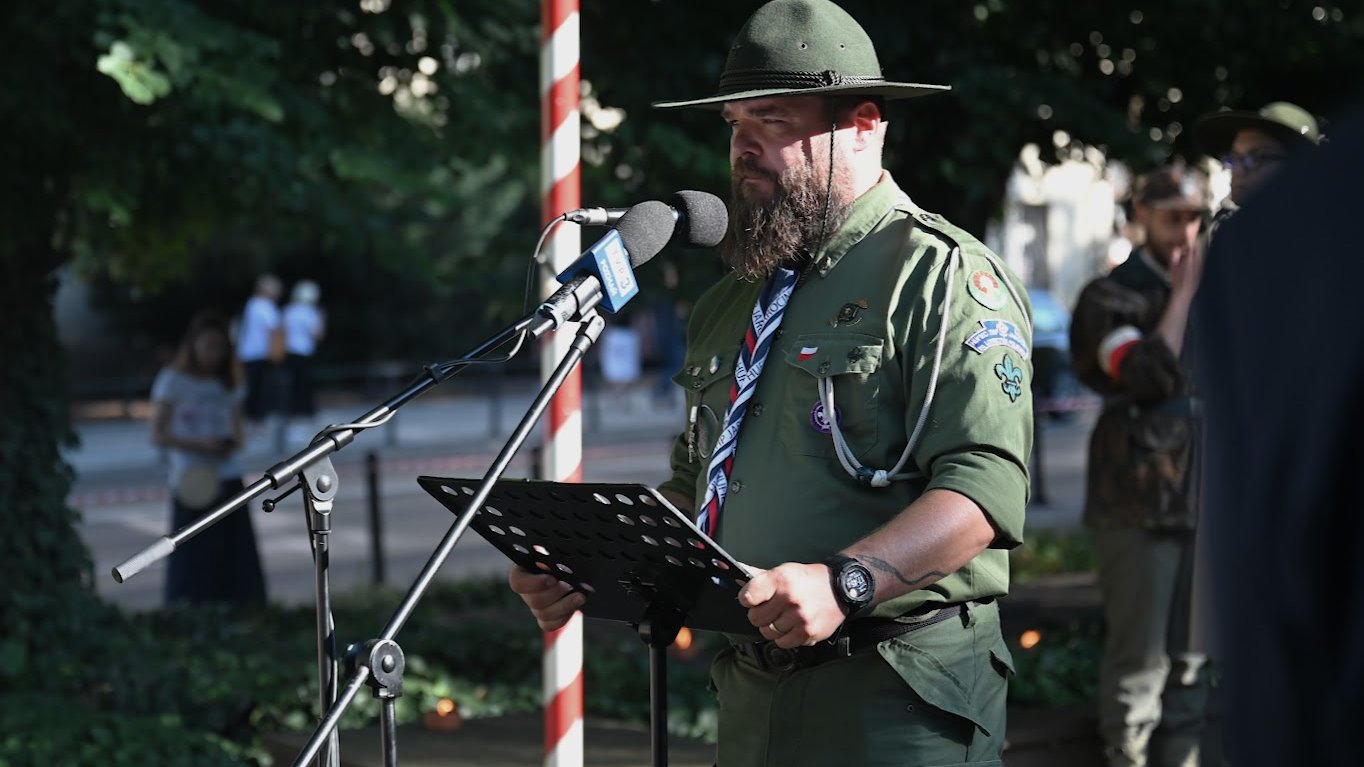 Na zdjęciu harcerz przy mikrofonie