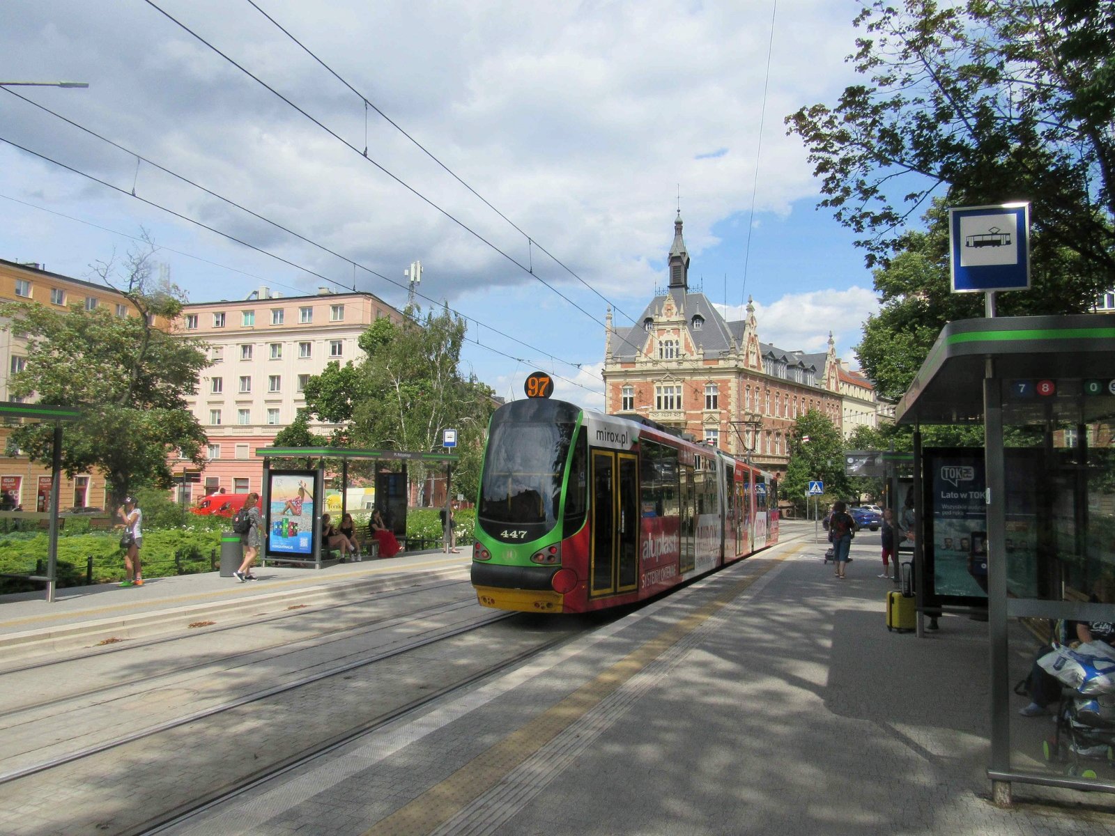 Tramwaj linii 97 na placu Ratajskiego. - grafika artykułu