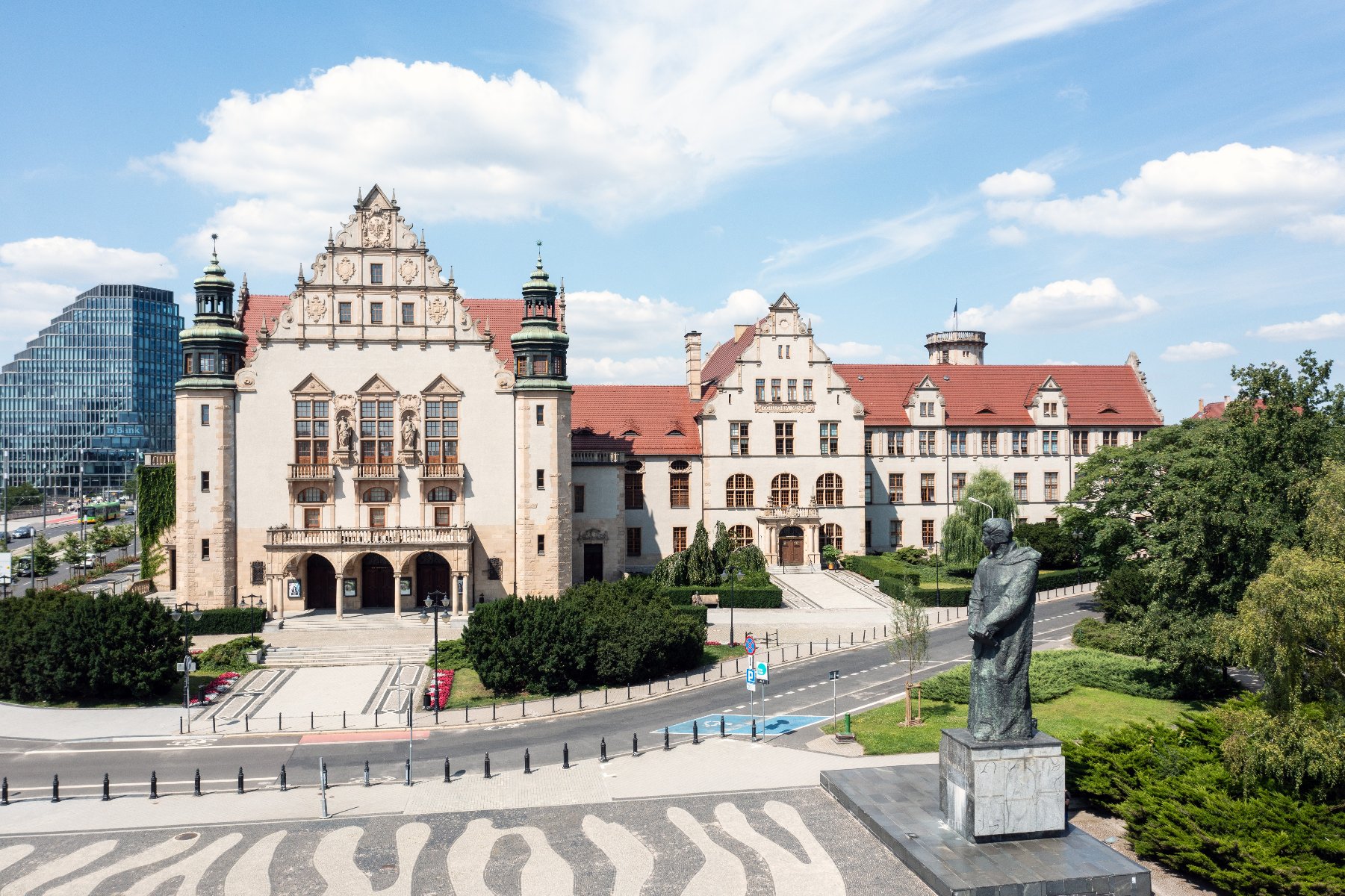 Zdjęcie przedstawia budynek Collegium Minsu UAM wiziany z lotu ptaka. W tle biurowiec Bałtyk. - grafika artykułu