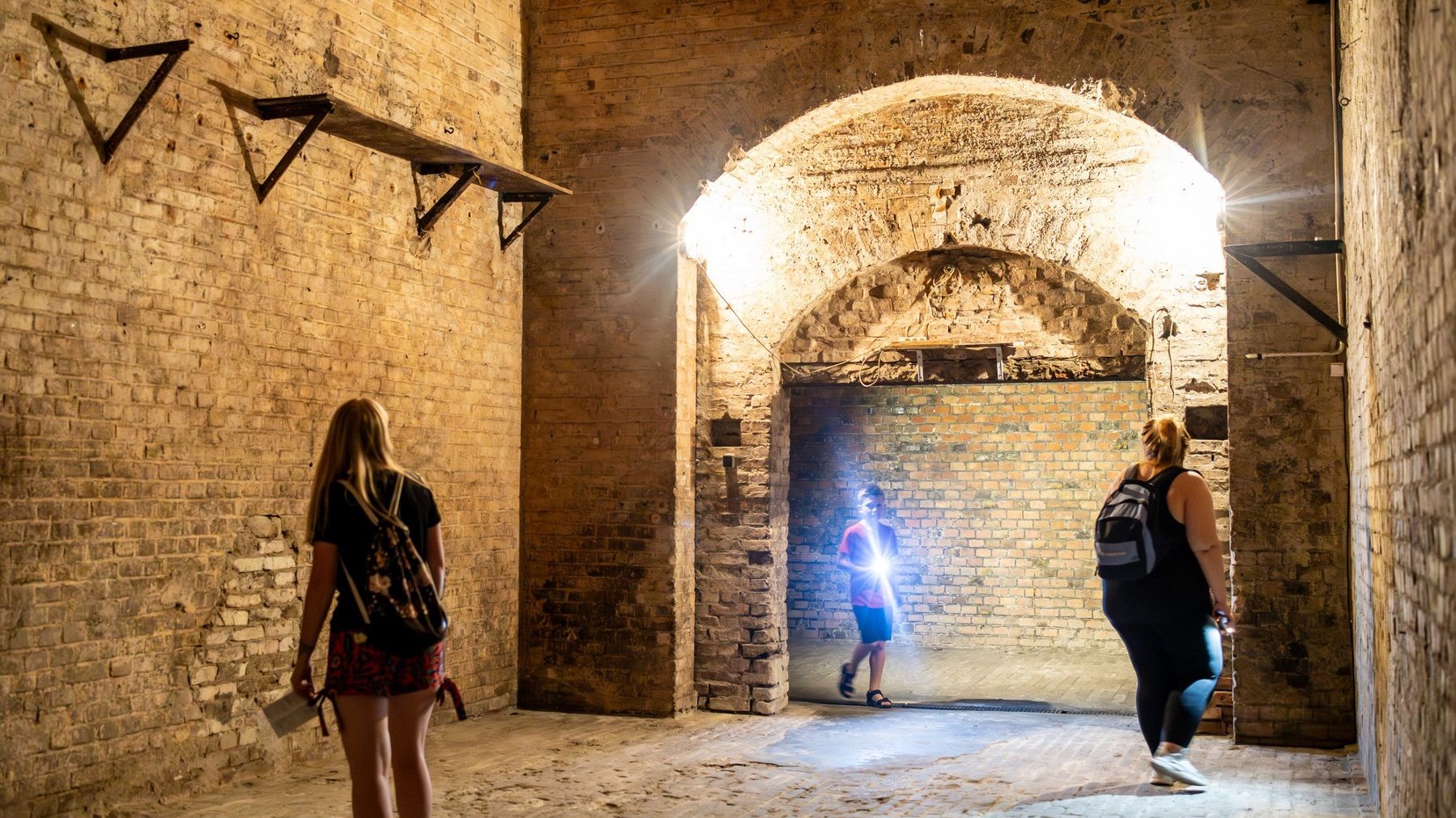 Zdjęcie przedstawia ludzi zwiedzających fort.