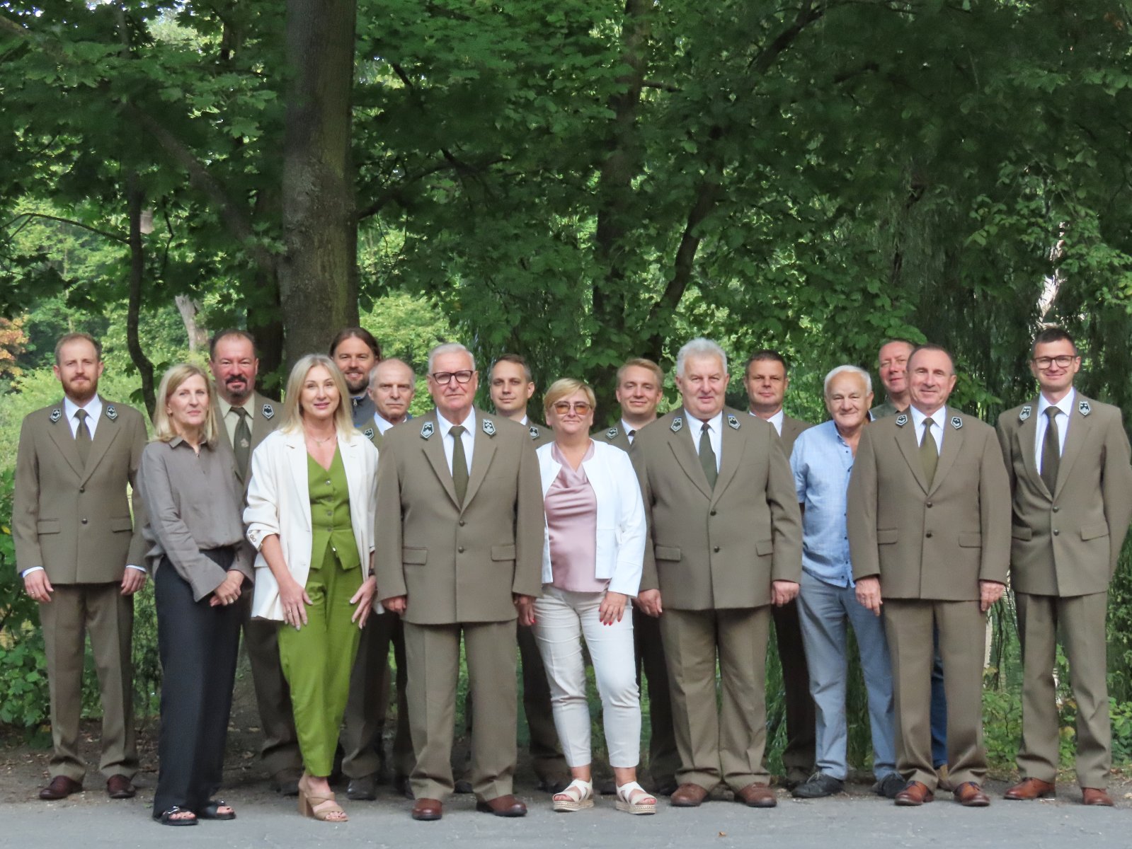 Zdjęcie grupowe pracowników Zakładu Lasów Poznańskich. - grafika artykułu