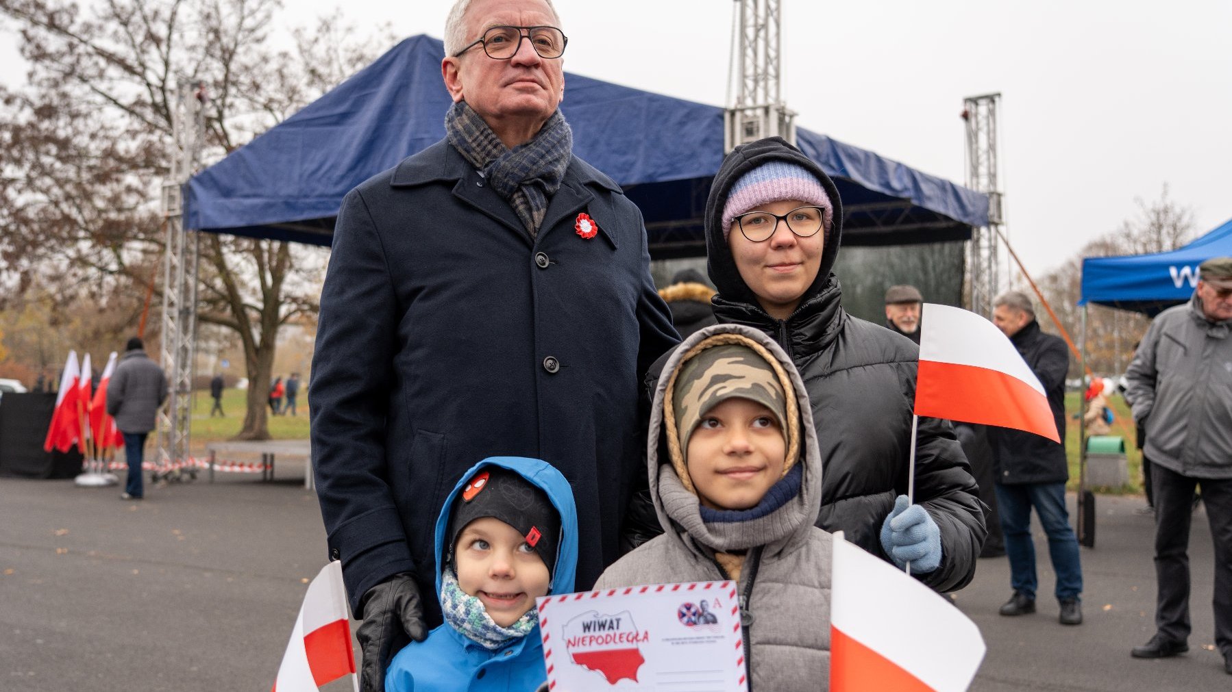 Na zdjęciu prezydent Poznania z uśmiechniętymi dziecmi