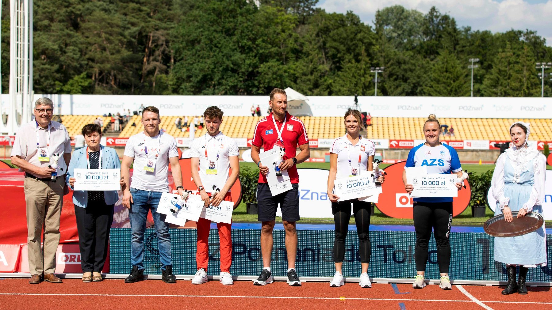 Wspólne zdjęcie poznańskich olimpijczyków z Przewodniczącym Rady Miasta Grzegorzem Ganowiczem i Dyrektor Wydziału Sportu Ewą Bąk