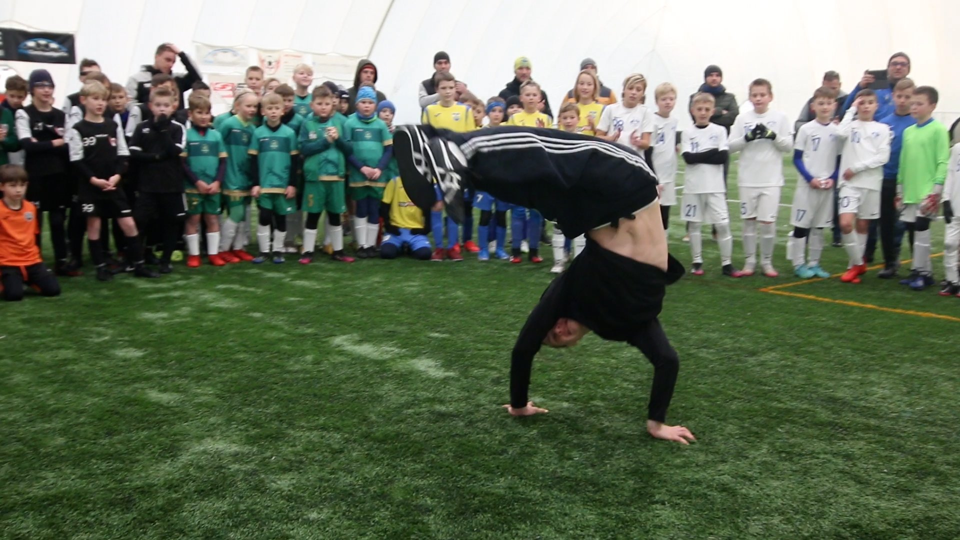 chłopiec podczas układu breakdance