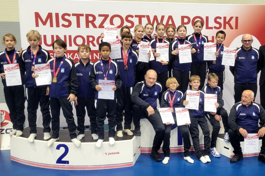 Reprezentacja AZS AWF Poznań na zawodach MPJM w gimnastyce - zawodniczki i zawodnicy na podium z dyplomami i medalami - grafika artykułu