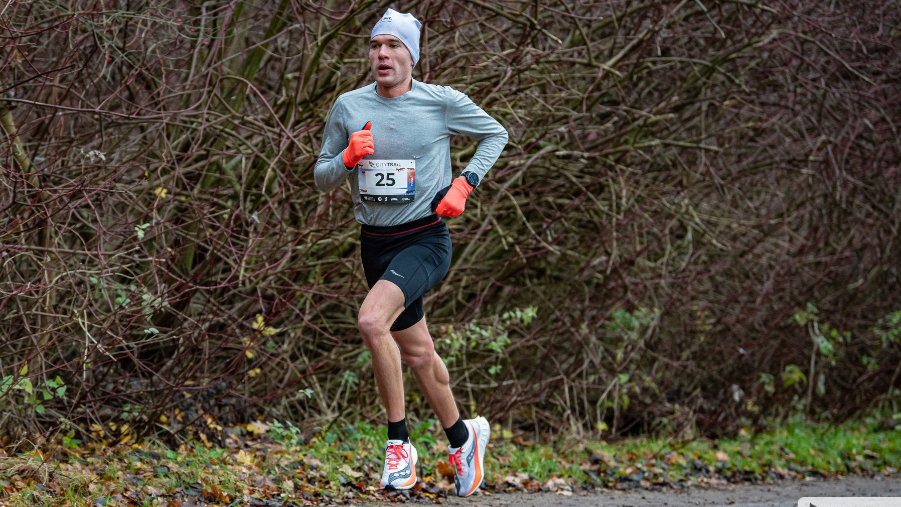 City Trail w Poznaniu, fot. Piotr Oleszak - zawodnik w trakcie biegu