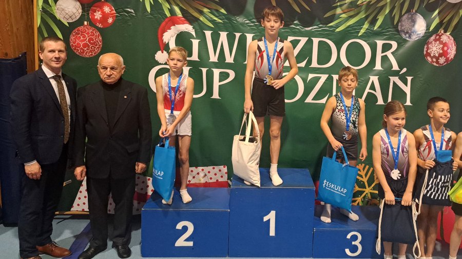 Gwiazdor Cup 2024 w skokach na trampolinie - zawodnicy na podium z medalami i nagrodami