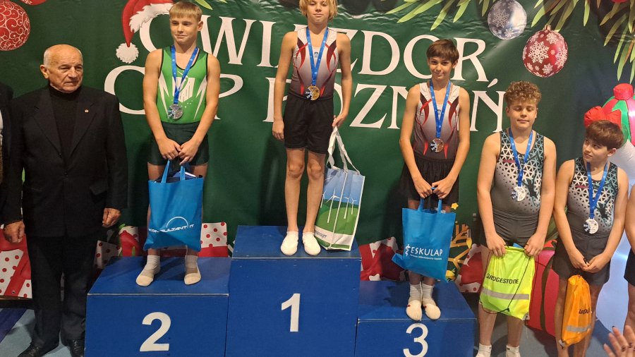 Gwiazdor Cup 2024 w skokach na trampolinie - zawodnicy na podium z medalami i nagrodami