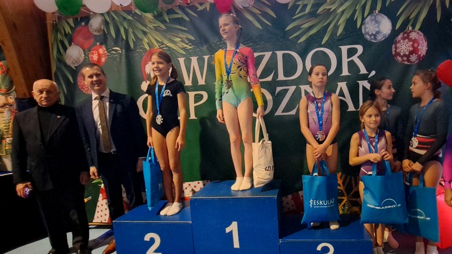 Gwiazdor Cup 2024 w skokach na trampolinie - zawodniczki na podium z medalami i nagrodami