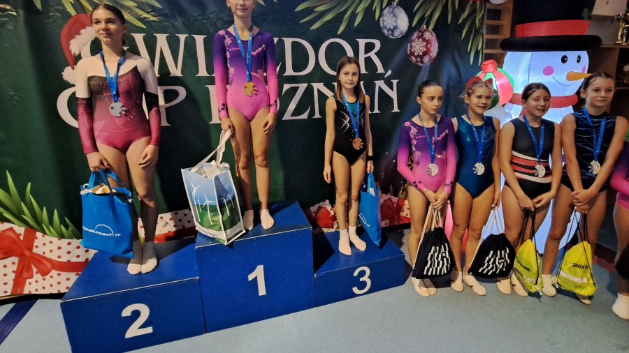 Gwiazdor Cup 2024 w skokach na trampolinie - zawodniczki na podium z medalami i nagrodami